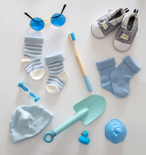 Baby jongen blauwe kleur accessoires op witte achtergrond bovenaanzicht