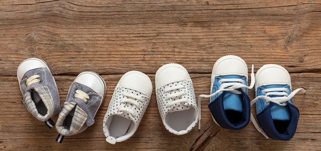 Baby jongen blauwe schoenen variëteit op houten achtergrond top view