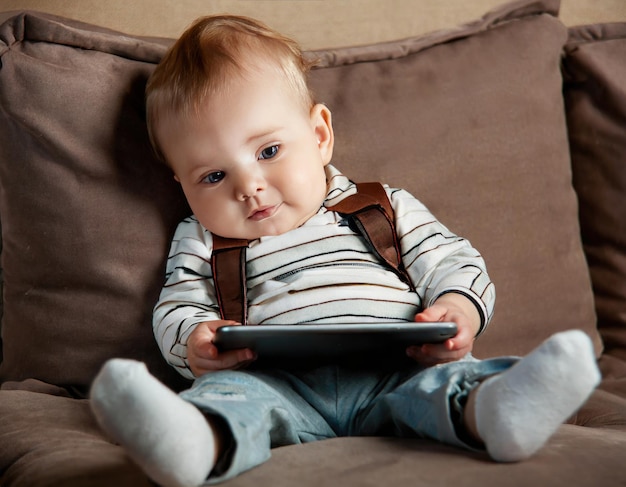 Baby kijken naar tekeningen op een tablet zittend op de bank thuis AI generatief