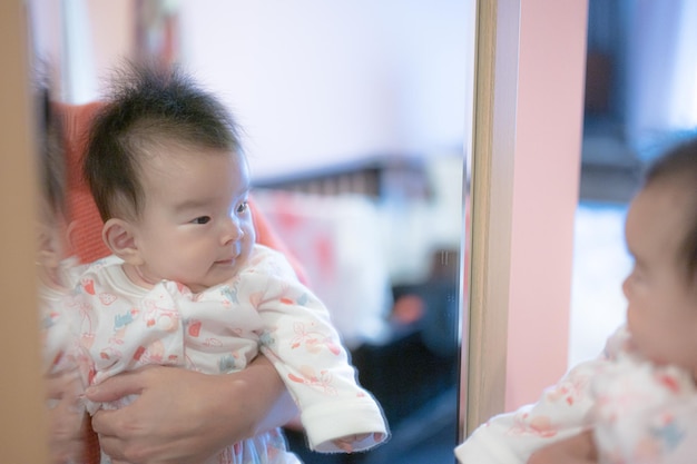 Baby kijkt in de spiegel