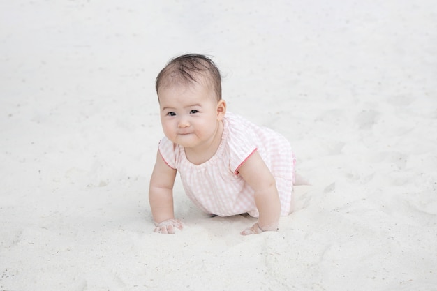 Baby kruipen op het zand