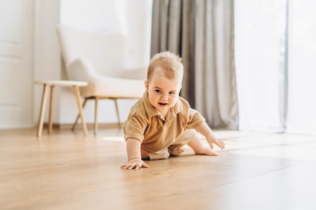 Baby kruipt op de vloer in een kamer