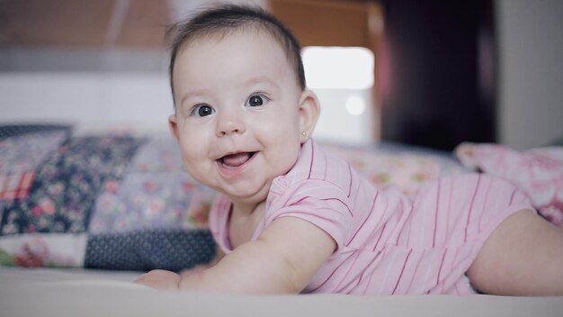 写真 笑って幸せに見える赤ちゃん