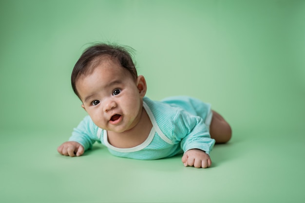 スタジオで彼女の腹の上に敷設の赤ちゃん