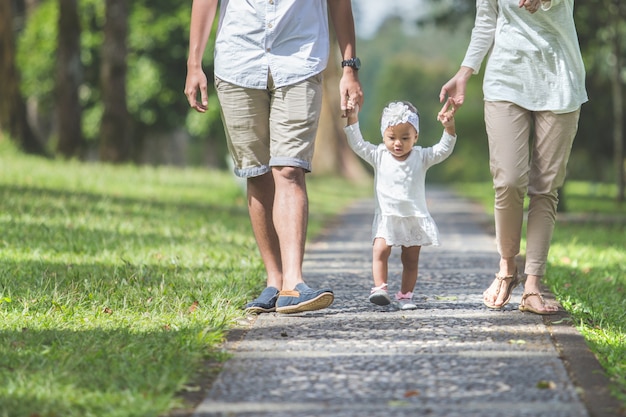 Baby leert voor het eerst te lopen met haar handen vast