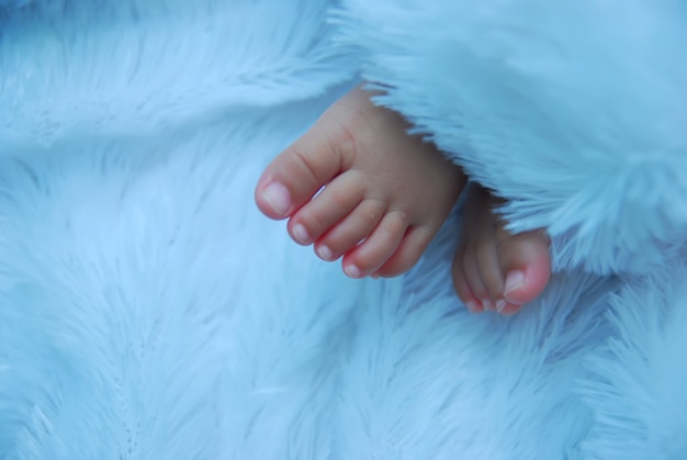 白い背景に赤ちゃんの足