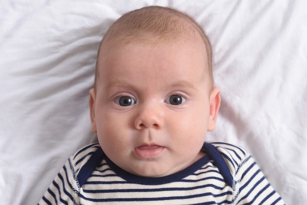 Baby liggend kijken naar camera