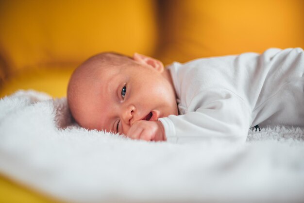 Baby liggend op een dekentje