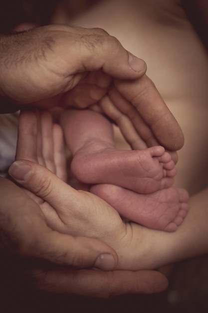 Foto dita di piccole gambe del bambino nelle mani