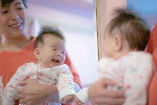 Bambino che si guarda allo specchio