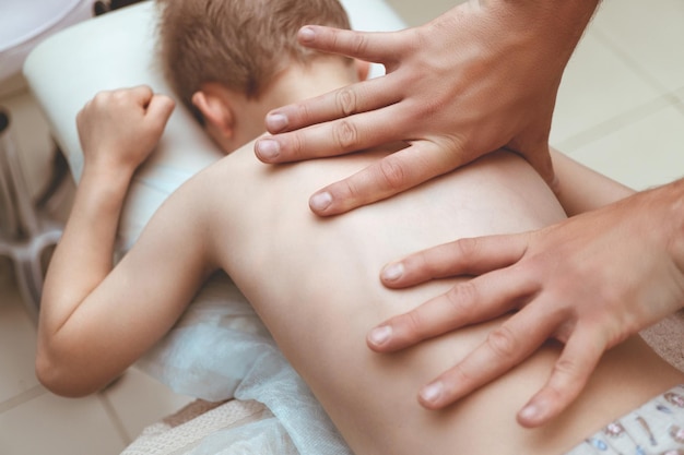 Foto l'osteopatia del massaggio infantile per la terapia manuale del bambino nei bambini