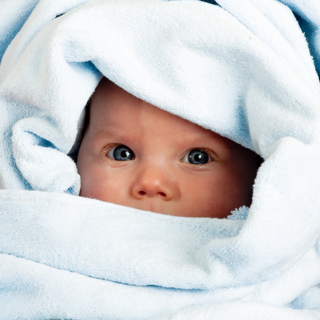 Baby meisje im handdoek