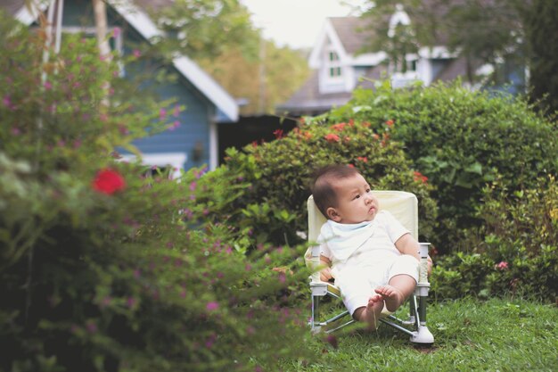 Foto baby meisje in de achtertuin