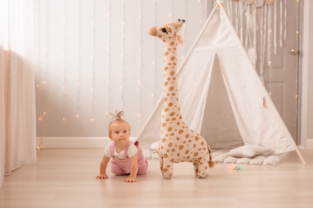 baby meisje in de kinderkamer spelen