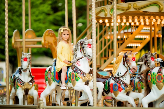 baby meisje op de carrousel