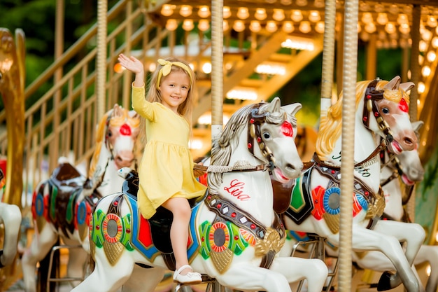 baby meisje op de carrousel