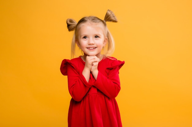 baby meisje portret isoleren gele achtergrond.