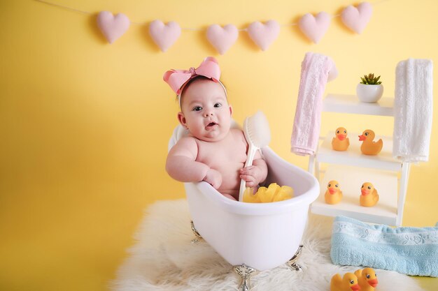 Baby meisje poseert en glimlacht in het bad.