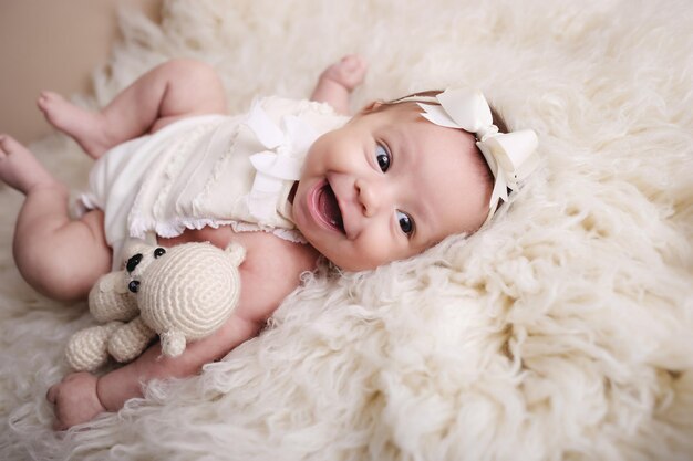 Foto baby meisje poseert en glimlacht