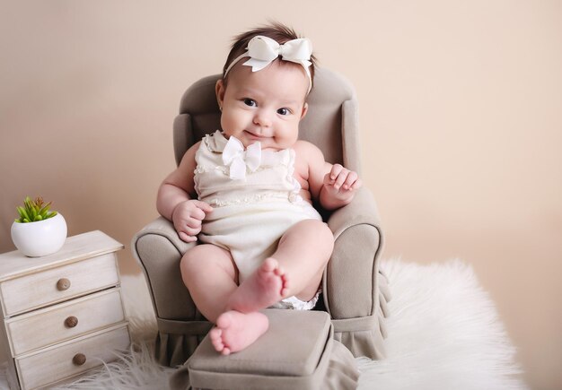 Foto baby meisje poseert en glimlacht