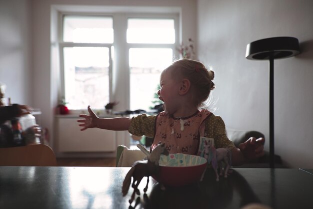 Foto baby meisje schreeuwt terwijl ze thuis zit