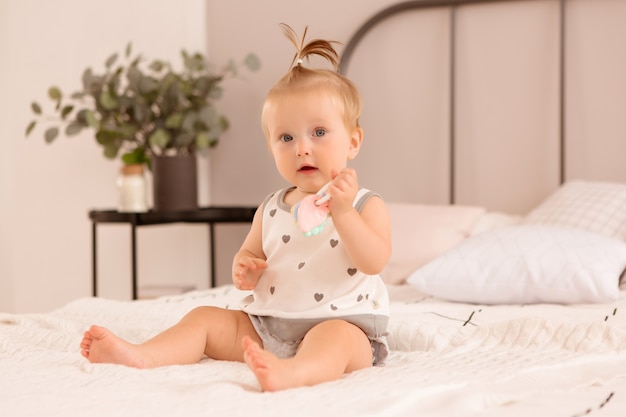 Baby meisje speelt in een slaapkamer