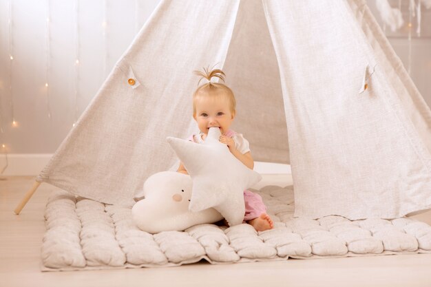 baby meisje spelen in de kinderkamer