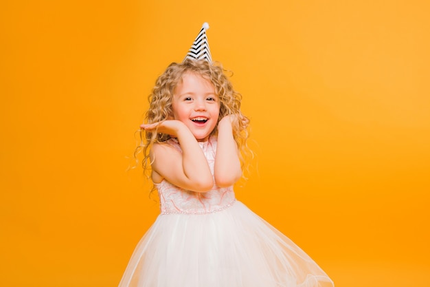 baby meisje verjaardag lachend op oranje