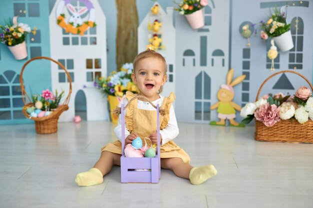 Baby meisje vieren Pasen grappig gelukkig kind spelen op Pasen ei jacht