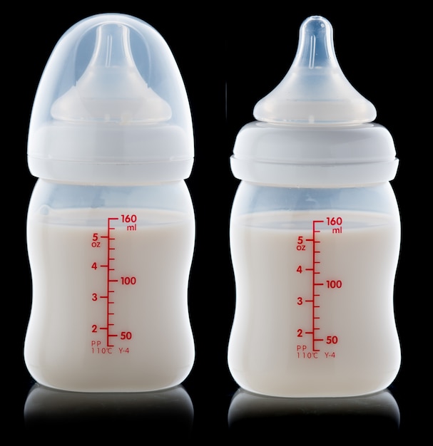 Baby melk fles geïsoleerd op zwarte achtergrond