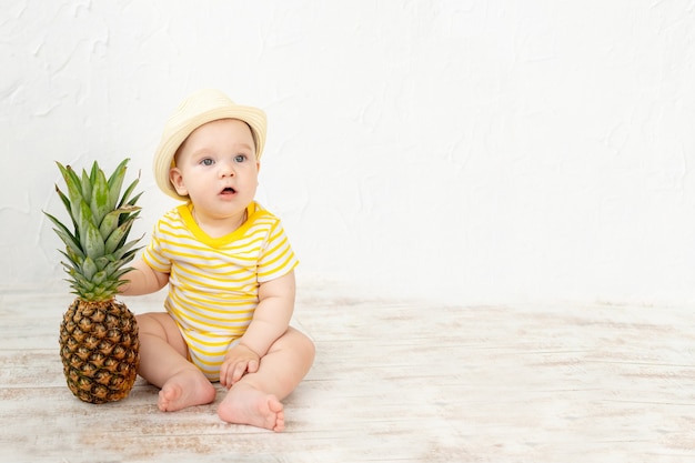 Baby met ananas