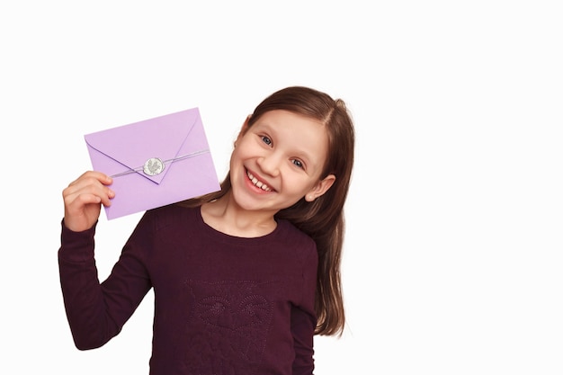 Baby met een cadeau-envelop op een witte achtergrond