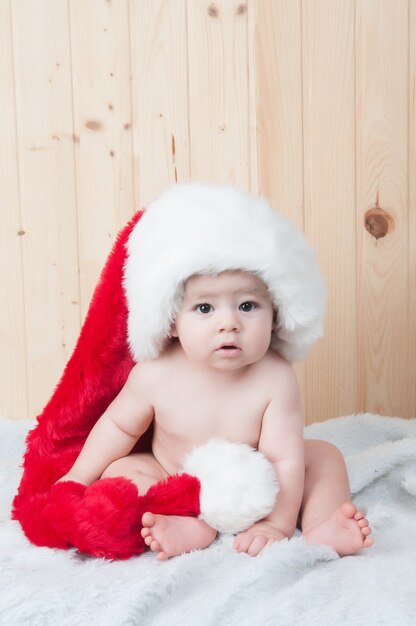 baby met een grote kerstman-hoed