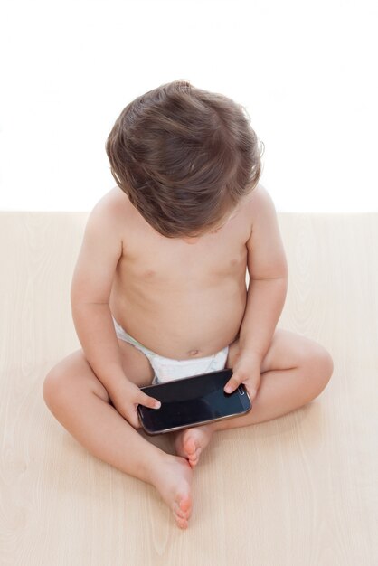 Baby met een jaar oud spelen met een mobiel