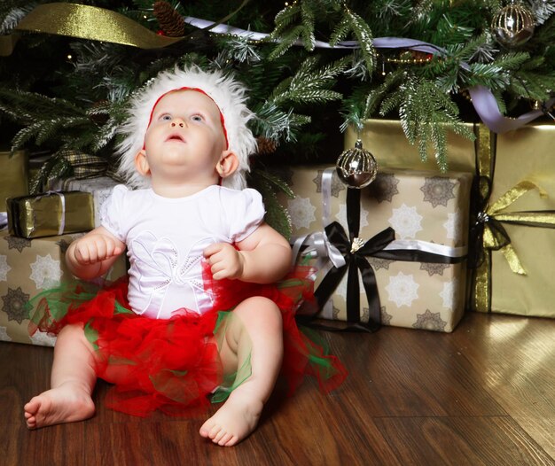 Baby met kerst achtergrond Gelukkig nieuwjaar