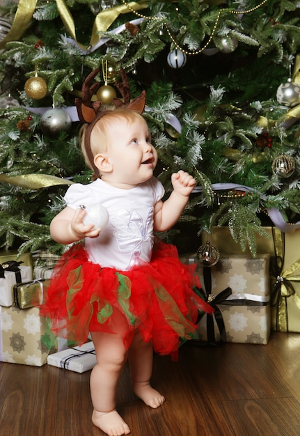 Baby met Kerstmisachtergrond. Gelukkig nieuwjaar!