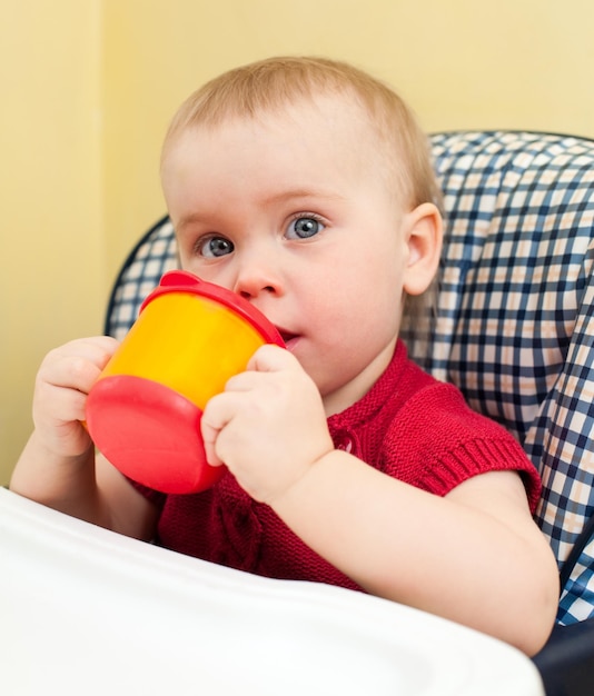 Baby met kopje.