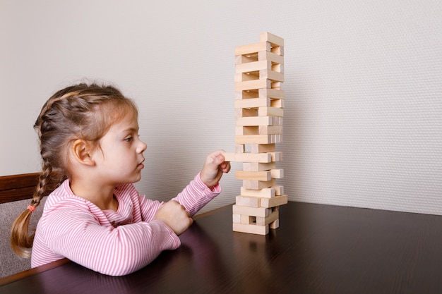 Baby met moeder spelen in houten blokken