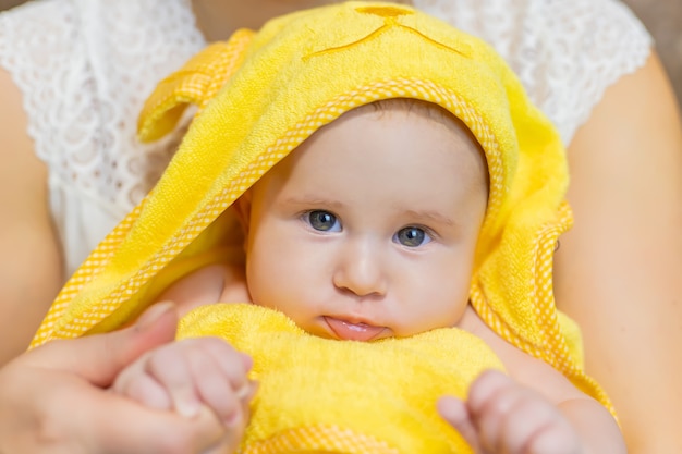 Baby na het baden in een handdoek.