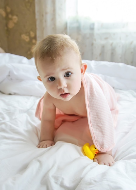 Baby na het baden in een handdoek