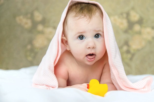 Baby na het baden in een handdoek