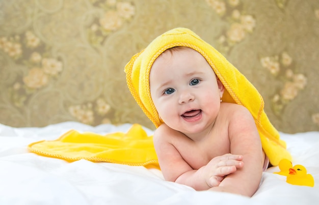 Baby na het baden in een handdoek