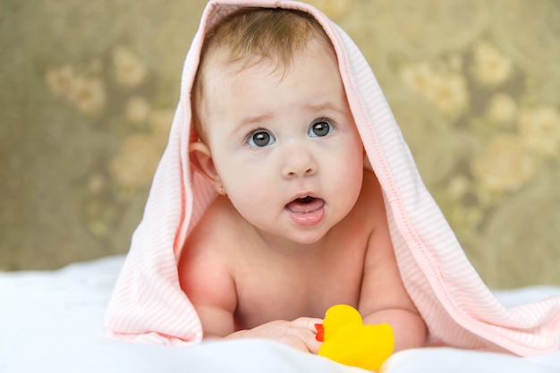 Baby na het baden in een handdoek