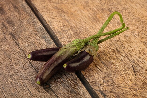 写真 赤ちゃんの自然なオーガニックの紫の茄子の山