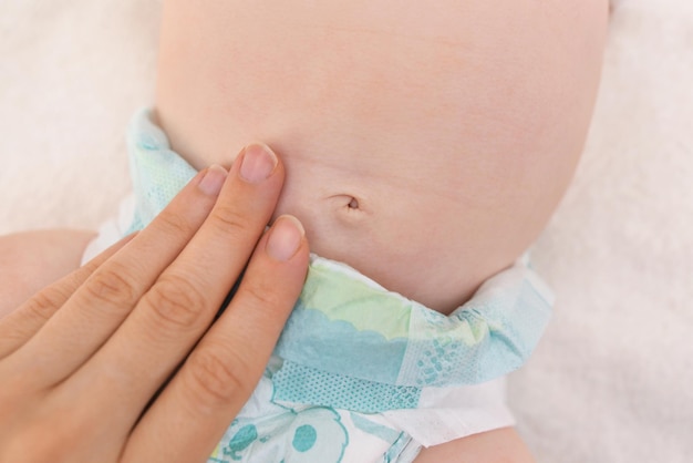 Baby navel Mother's hand and newborn's navel Care about baby clean and soft body skin