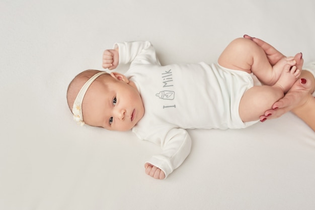 Bambina neonato su uno sfondo chiaro
