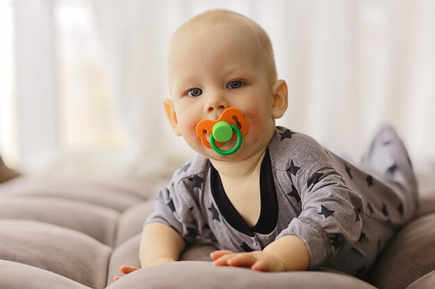 おしゃぶりかわいい赤ちゃんと新生児