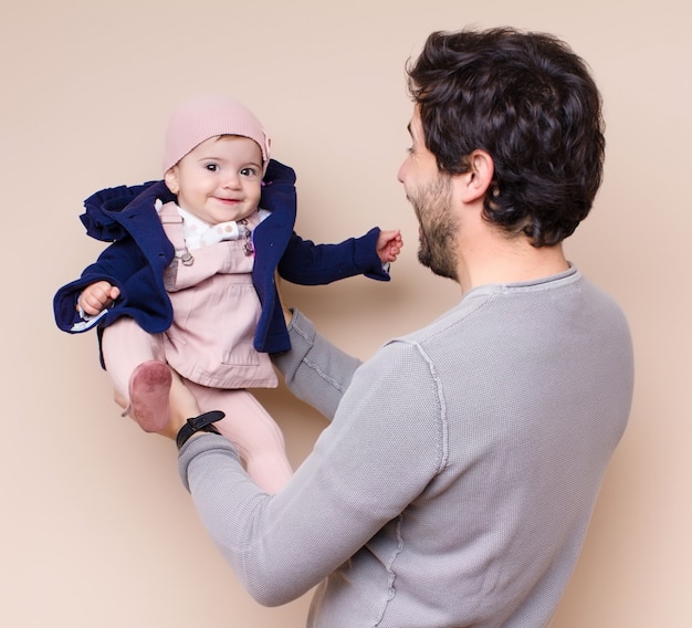 写真 飛んでパパの腕に赤ちゃん