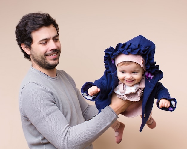 写真 飛んでパパの腕に赤ちゃん