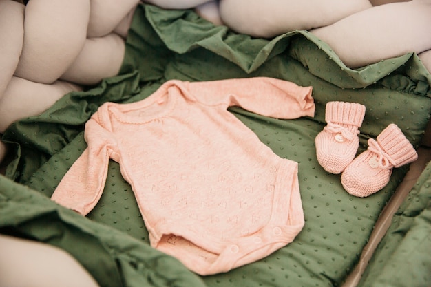 Baby onesie ingesteld in de wieg